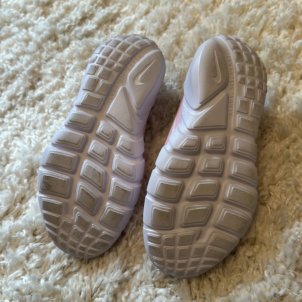 New Nike girls tennis shoes - Picture 2 of 3